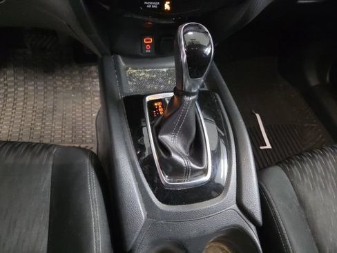 Used 2017 Nissan Rogue SV AWD/4WD image 10