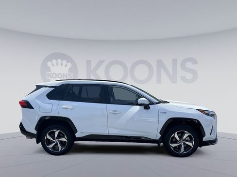 Used 2023 Toyota RAV4 SE w/ Weather & Moonroof Package image 17