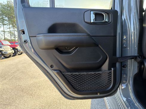 Used 2025 Jeep Wrangler Sahara image 20