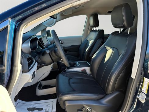 Used 2023 Chrysler Pacifica Touring-L image 24