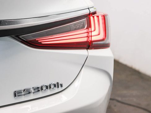 Used 2025 Lexus ES 300h w/ Premium Package FWD image 11