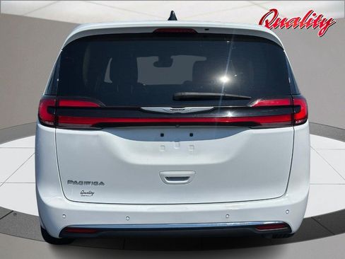 Used 2024 Chrysler Pacifica Touring-L FWD image 4