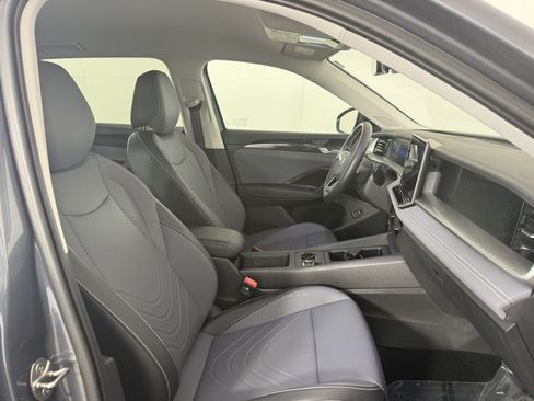 Used 2026 Volkswagen Tiguan SE FWD image 10