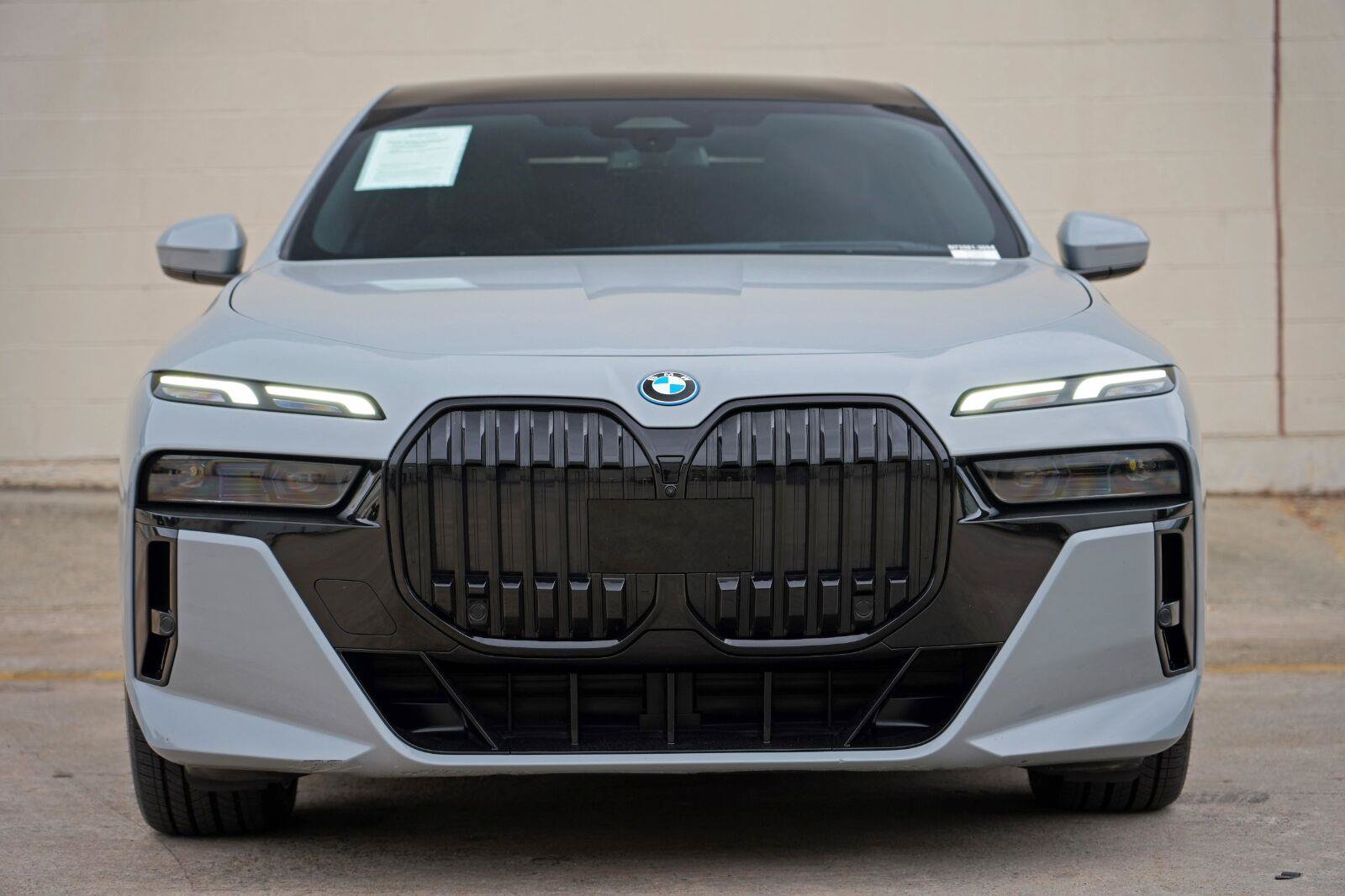 Used 2023 BMW i7 xDrive60 w/ Parking Assistance Package AWD/4WD image 7