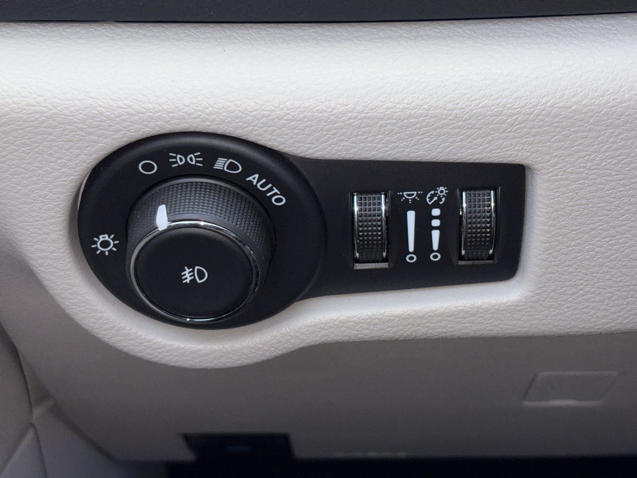 Used 2024 Chrysler Pacifica Touring-L FWD image 13