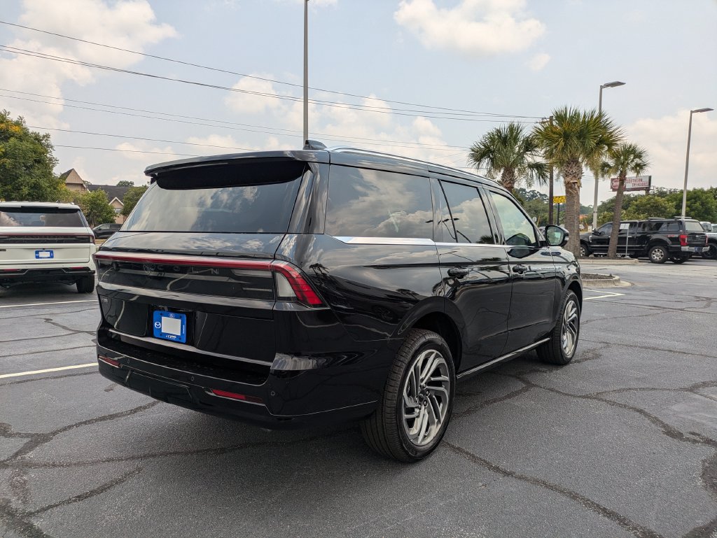 New 2027 Lincoln Navigator Reserve AWD/4WD image 4