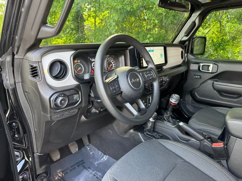 Used 2025 Jeep Wrangler Sport AWD/4WD image 28