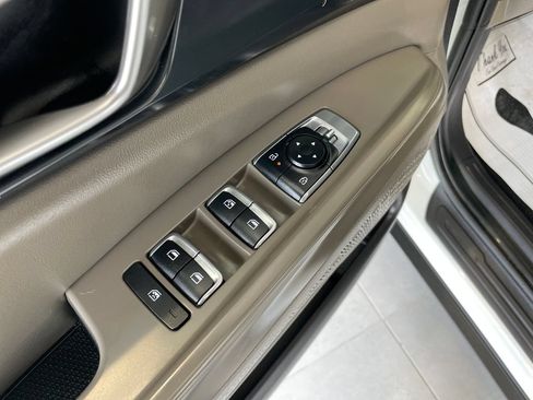 Used 2026 Kia Carnival FWD image 12