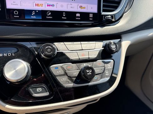 Used 2024 Chrysler Pacifica Touring-L FWD image 18