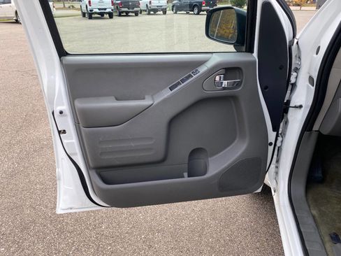 Used 2017 Nissan Frontier SV image 10