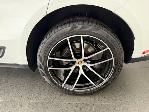 Certified 2026 Porsche Macan AWD/4WD image 11