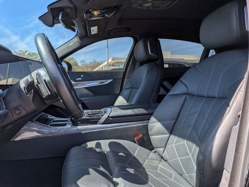 Used 2024 BMW 740i xDrive image 7