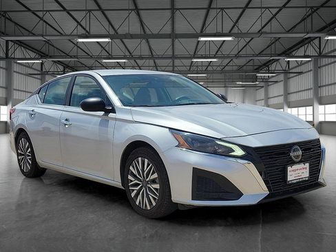 Used 2024 Nissan Altima 2.5 SV FWD image 6