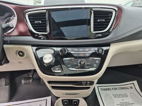 Used 2020 Chrysler Pacifica Limited w/ Advanced Safetytec Group FWD image 14