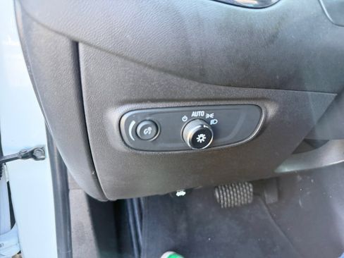 Used 2022 Chevrolet Equinox LS FWD image 12