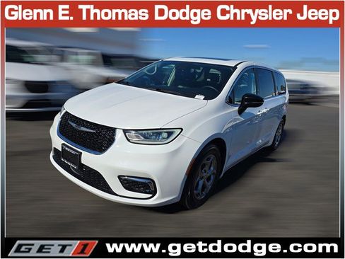 Certified 2024 Chrysler Pacifica Limited image 3