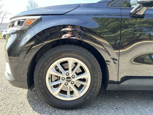 Used 2023 Kia Carnival LX image 18