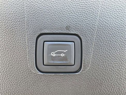 Used 2023 Chevrolet Traverse RS image 23