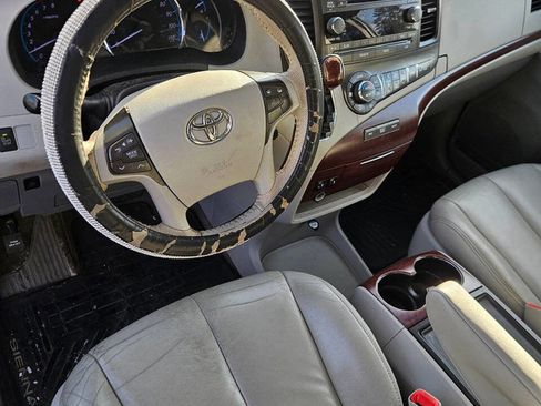 Used 2014 Toyota Sienna XLE image 8