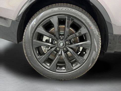 New 2026 Land Rover Discovery Dynamic SE image 8