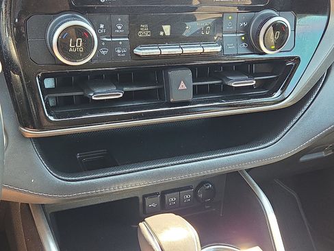 Used 2021 Toyota Highlander LE FWD image 20