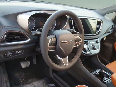 New 2026 Chrysler Pacifica Pinnacle image 11