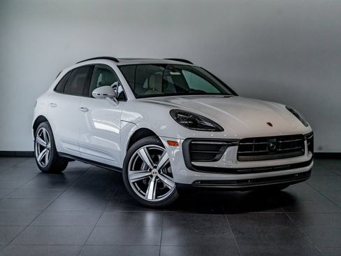 Certified 2025 Porsche Macan AWD/4WD image 9
