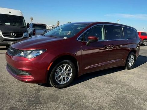 Used 2023 Chrysler Voyager LX FWD image 4