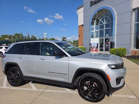 Certified 2024 Jeep Grand Cherokee Limited w/ Luxury Tech Group II AWD/4WD image 2