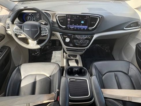 Used 2023 Chrysler Pacifica Touring-L FWD image 10