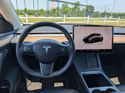 Used 2022 Tesla Model Y Long Range AWD/4WD image 29