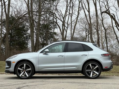 Certified 2025 Porsche Macan AWD/4WD image 2