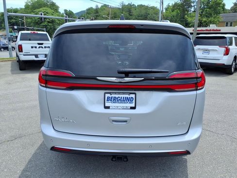 Used 2024 Chrysler Pacifica Pinnacle w/ Trailer Tow Group AWD/4WD image 5
