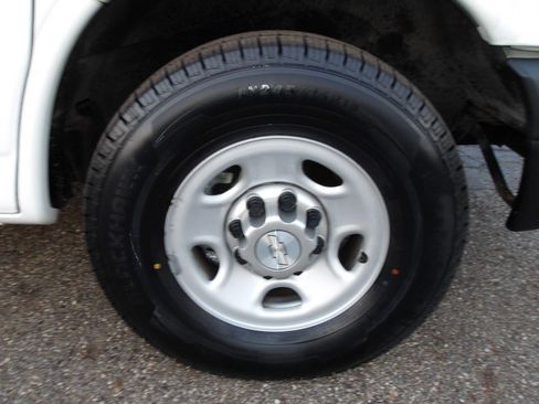 Used 2015 Chevrolet Express 2500 image 25