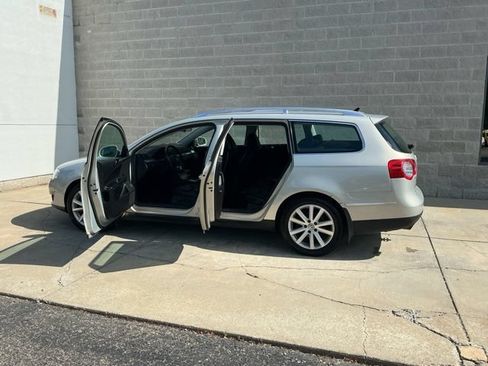 Used 2010 Volkswagen Passat Komfort FWD image 12