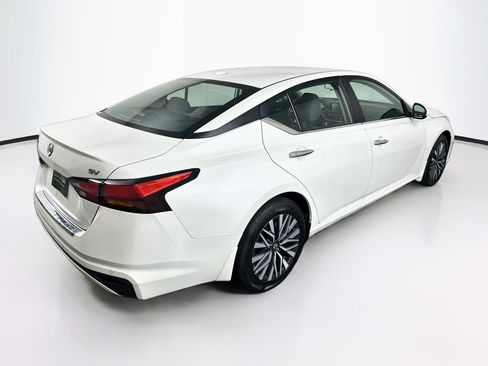 Used 2023 Nissan Altima 2.5 SV FWD image 9