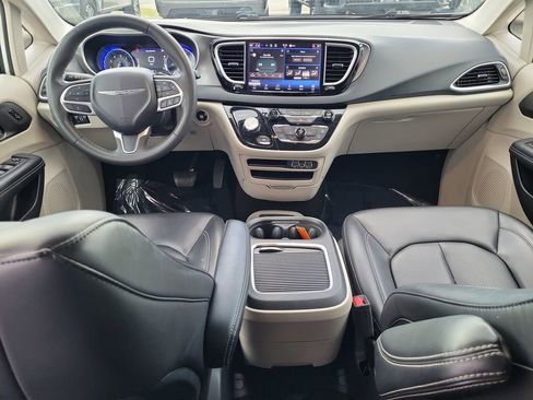 Used 2023 Chrysler Pacifica Touring-L FWD image 14
