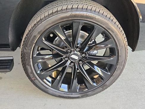 New 2026 Cadillac Escalade ESV Platinum Sport w/ LPO, ONYX Package image 17