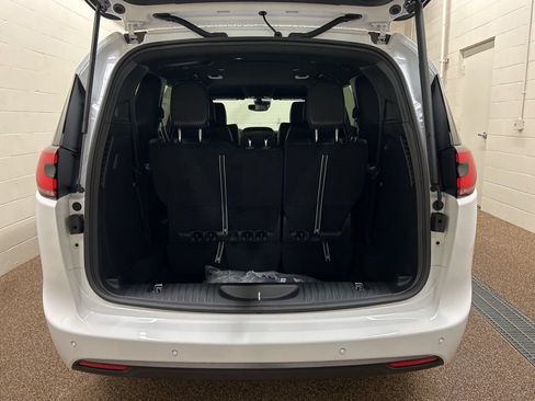 New 2026 Chrysler Pacifica Select FWD image 13
