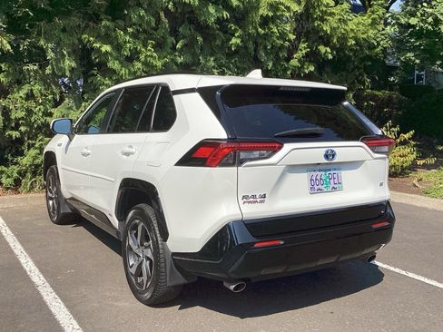 Used 2022 Toyota RAV4 SE w/ Weather & Moonroof Package AWD/4WD image 10