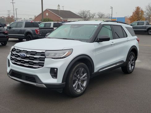 Used 2025 Ford Explorer Active w/ Active Comfort Package image 2