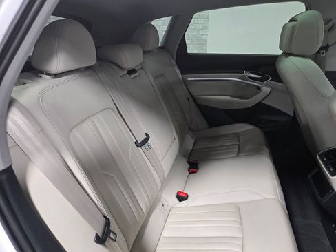 Used 2022 Audi e-tron Premium Plus w/ Premium Plus Package image 54