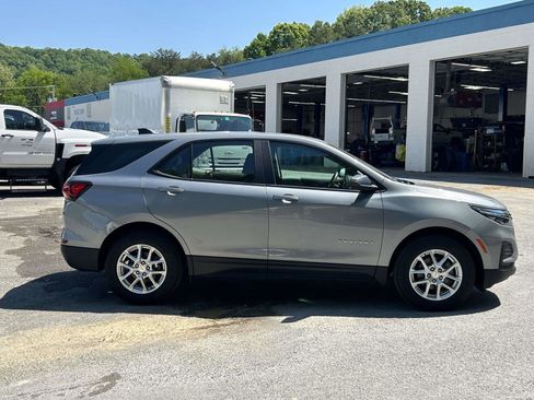 Used 2023 Chevrolet Equinox LS AWD/4WD image 2