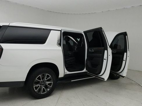 Used 2021 Chevrolet Suburban LT w/ Luxury Package RWD image 12