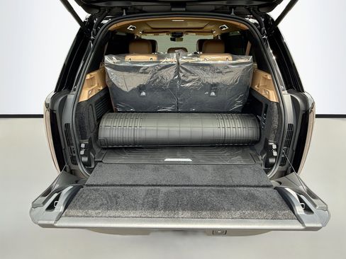 New 2026 Land Rover Range Rover Long Wheelbase SE AWD/4WD image 11