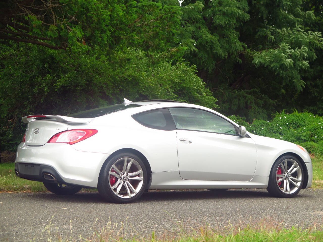 Used 2011 Hyundai Genesis 3.8 RWD image 4
