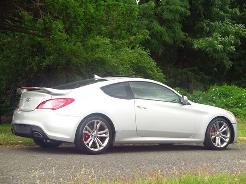 Used 2011 Hyundai Genesis 3.8 RWD image 4