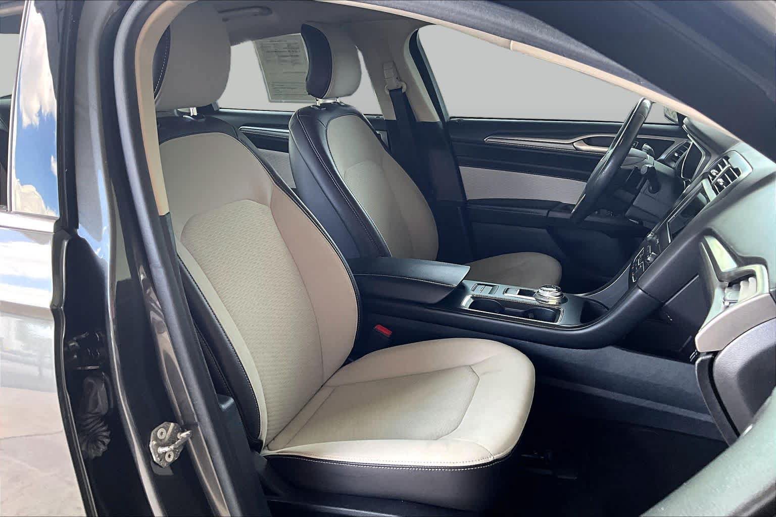 Used 2019 Ford Fusion SE w/ Equipment Group 151A FWD image 9