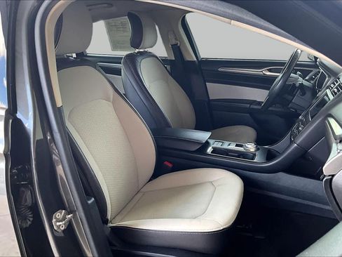 Used 2019 Ford Fusion SE w/ Equipment Group 151A FWD image 9