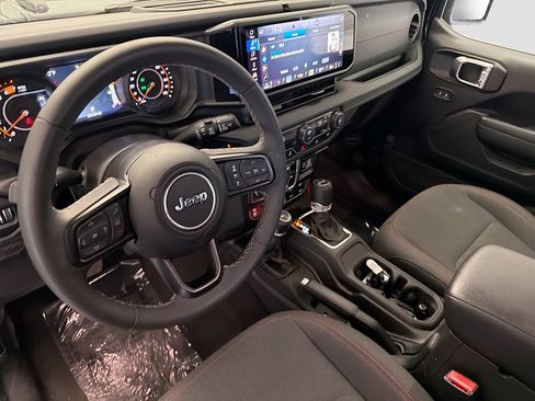 Used 2025 Jeep Wrangler Unlimited Rubicon AWD/4WD image 7